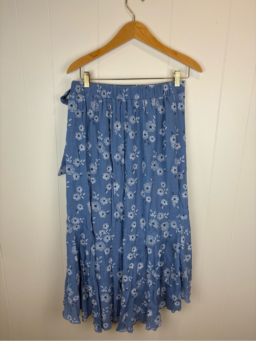 Light Feminine Romantic Faux Wrap MIDI Skirt
Light denim colored midi skirt - Picture 2 of 5
